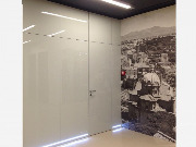 COVER, глянцевая эмаль Grigio Seta Gloss. Стеновые панели и дверь FILOMURO LUX в единой отделке